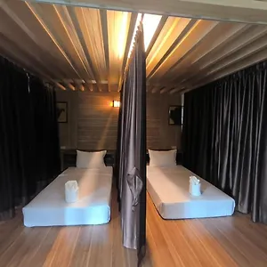 Hostel Lotus, Tau-sziget